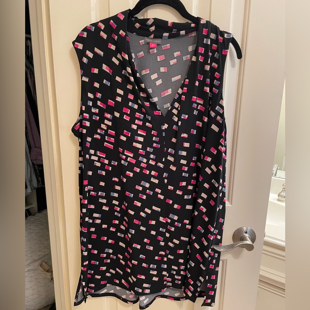 Vince Camuto Sleeveless Black Blouse with geometric pattern 1x